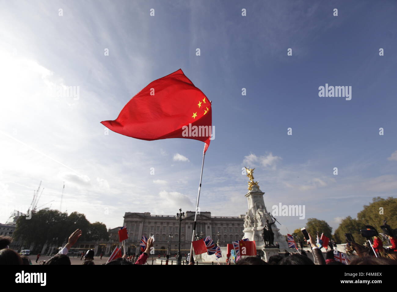Londres, Royaume-Uni. 20 Oct, 2015. Un drapeau est soulevée devant le palais de Buckingham à Londres, Royaume-Uni, 20 octobre 2015. Le Président de la République populaire de Chine, M. Xi Jinping et son épouse, Mme Peng Liyuan, paient une visite d'État au Royaume-Uni en tant qu'invités de la Reine. PHOTO Credit : CPRESS LIMITED/Alamy Live News Banque D'Images
