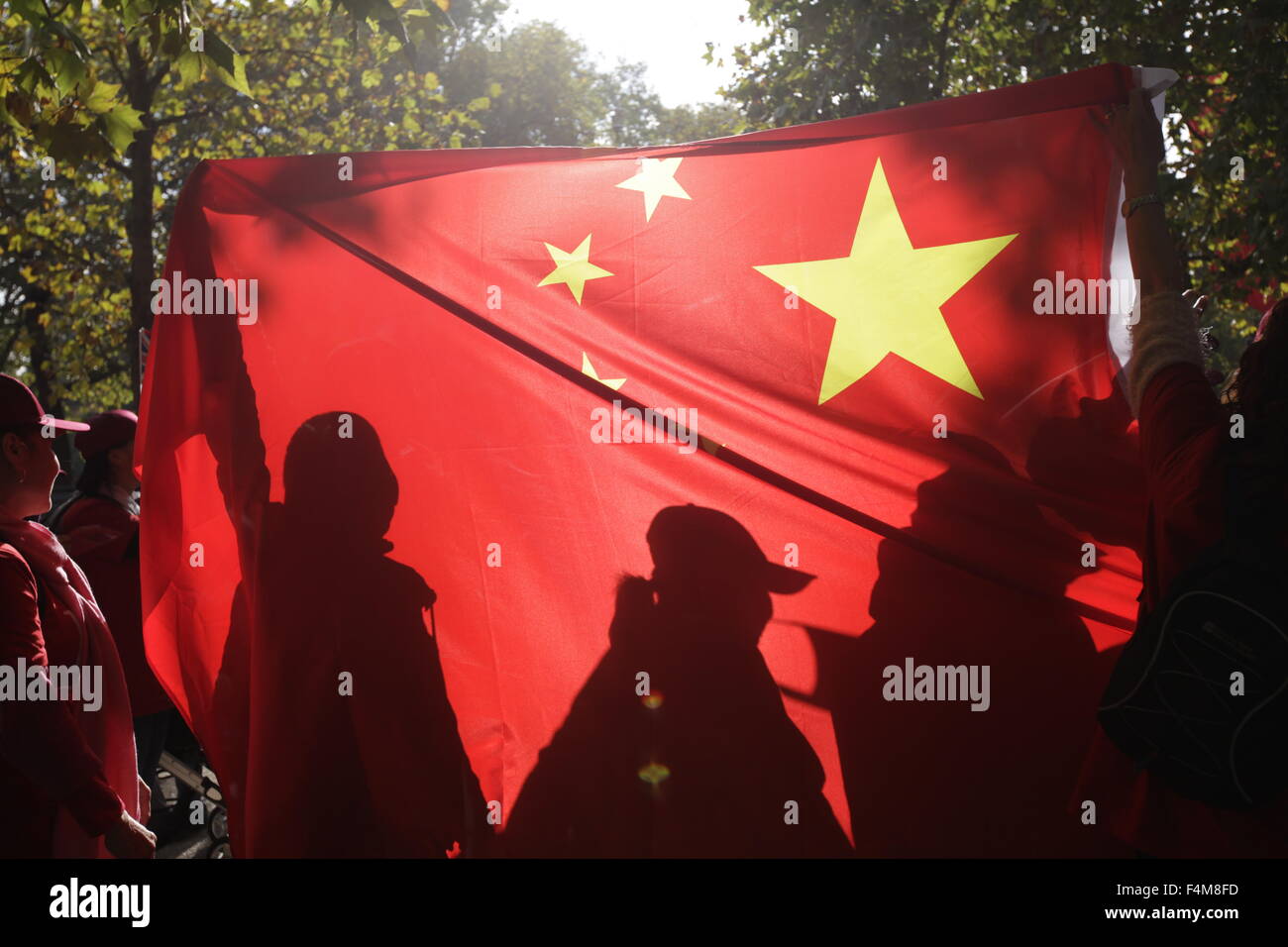 Londres, Royaume-Uni. 20 Oct, 2015. Jeune pose avec la Chine pour drapeaux pour prendre des photos à Londres, Royaume-Uni, 20 octobre 2015. Le Président de la République populaire de Chine, M. Xi Jinping et son épouse, Mme Peng Liyuan, paient une visite d'État au Royaume-Uni en tant qu'invités de la Reine. PHOTO Credit : CPRESS LIMITED/Alamy Live News Banque D'Images