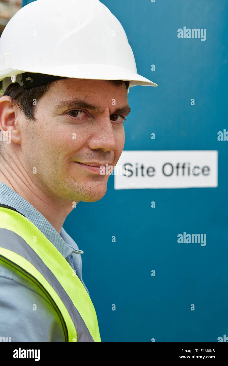 Portrait de travailleur de la construction au bureau de site Banque D'Images
