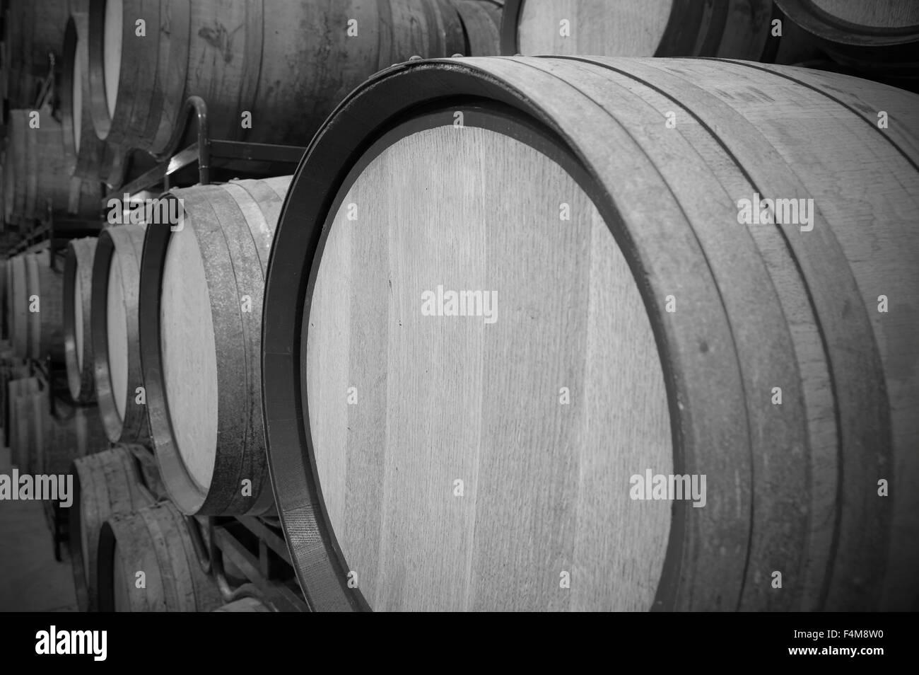 Des tonneaux de vin dans un processus de vieillissement à l'espagnol en noir et blanc de la cave Banque D'Images