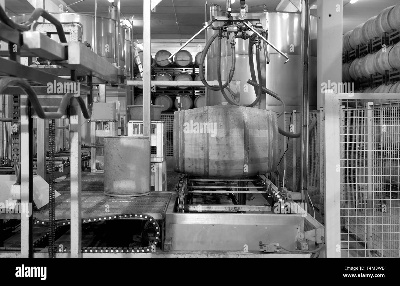 Remplissage de la cuve à vin cave espagnol noir et blanc Banque D'Images