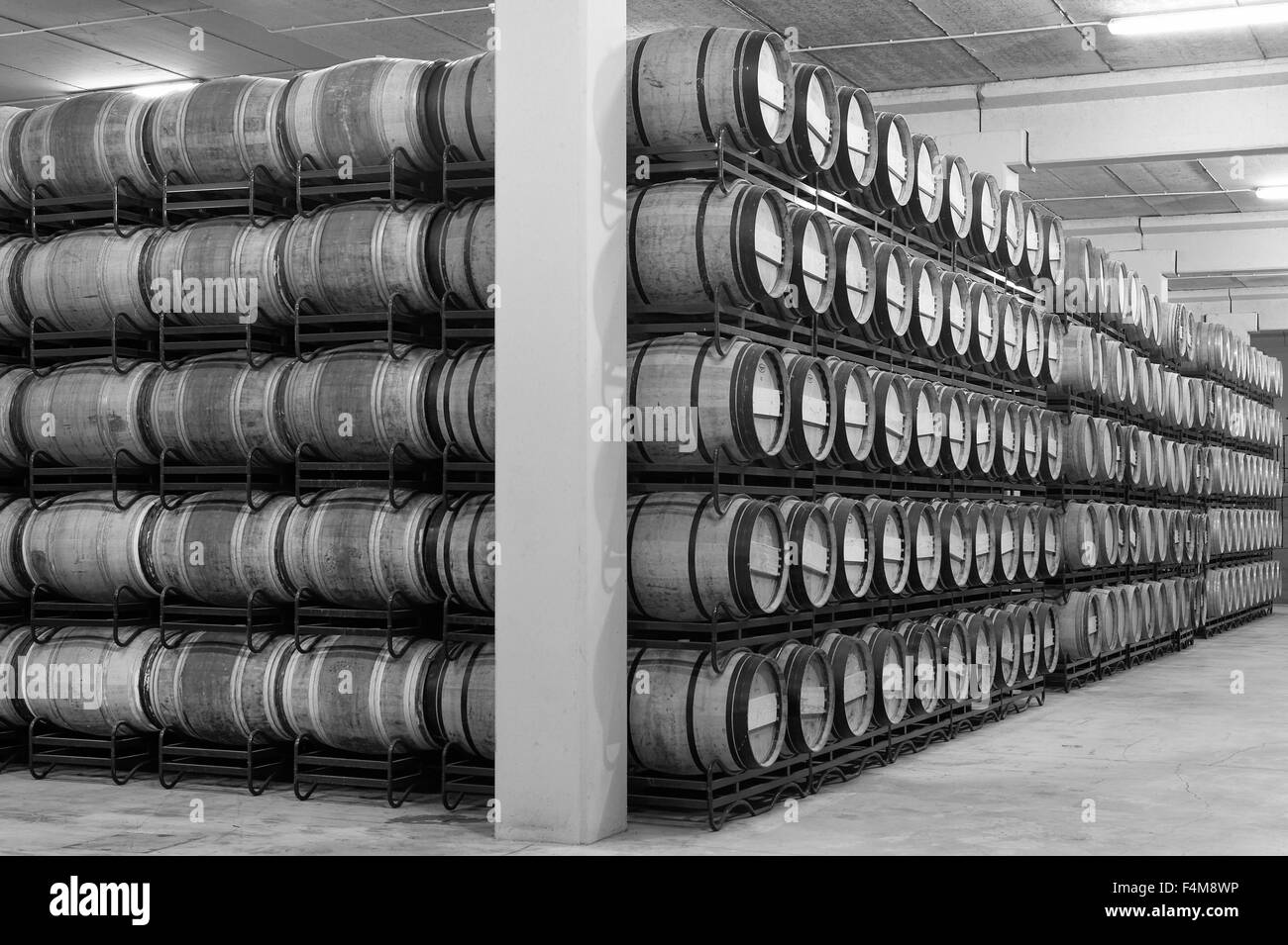 Des tonneaux de vin dans un processus de vieillissement à l'espagnol et blanc balck cave Banque D'Images