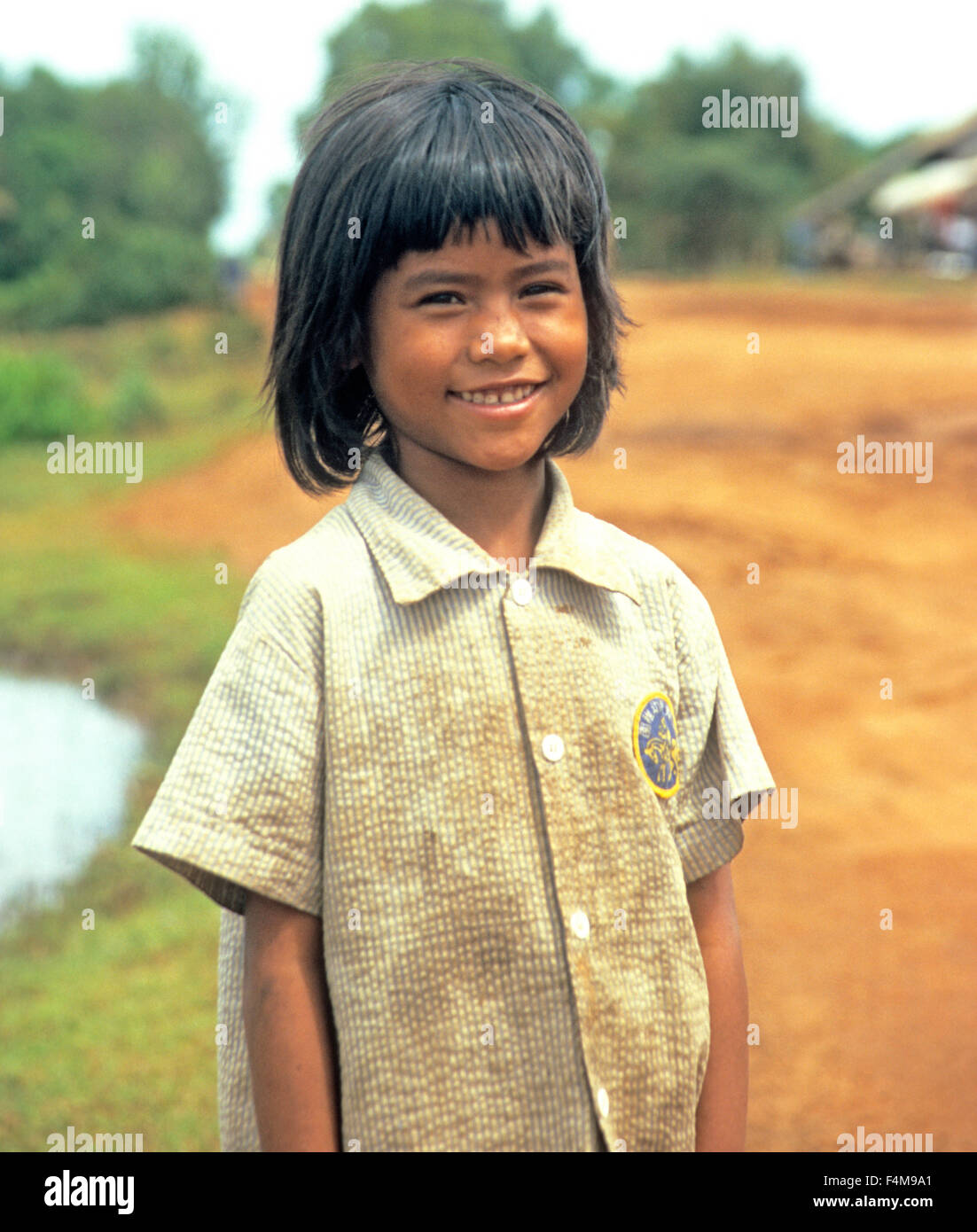 Cambodge enfant à côté Village Road entre Siem Reap pour Ghnom Penh le 6 rout Banque D'Images