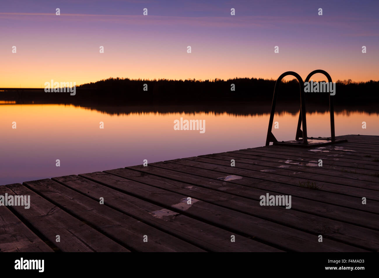 Nuit nager dock et lac calme au crépuscule Banque D'Images