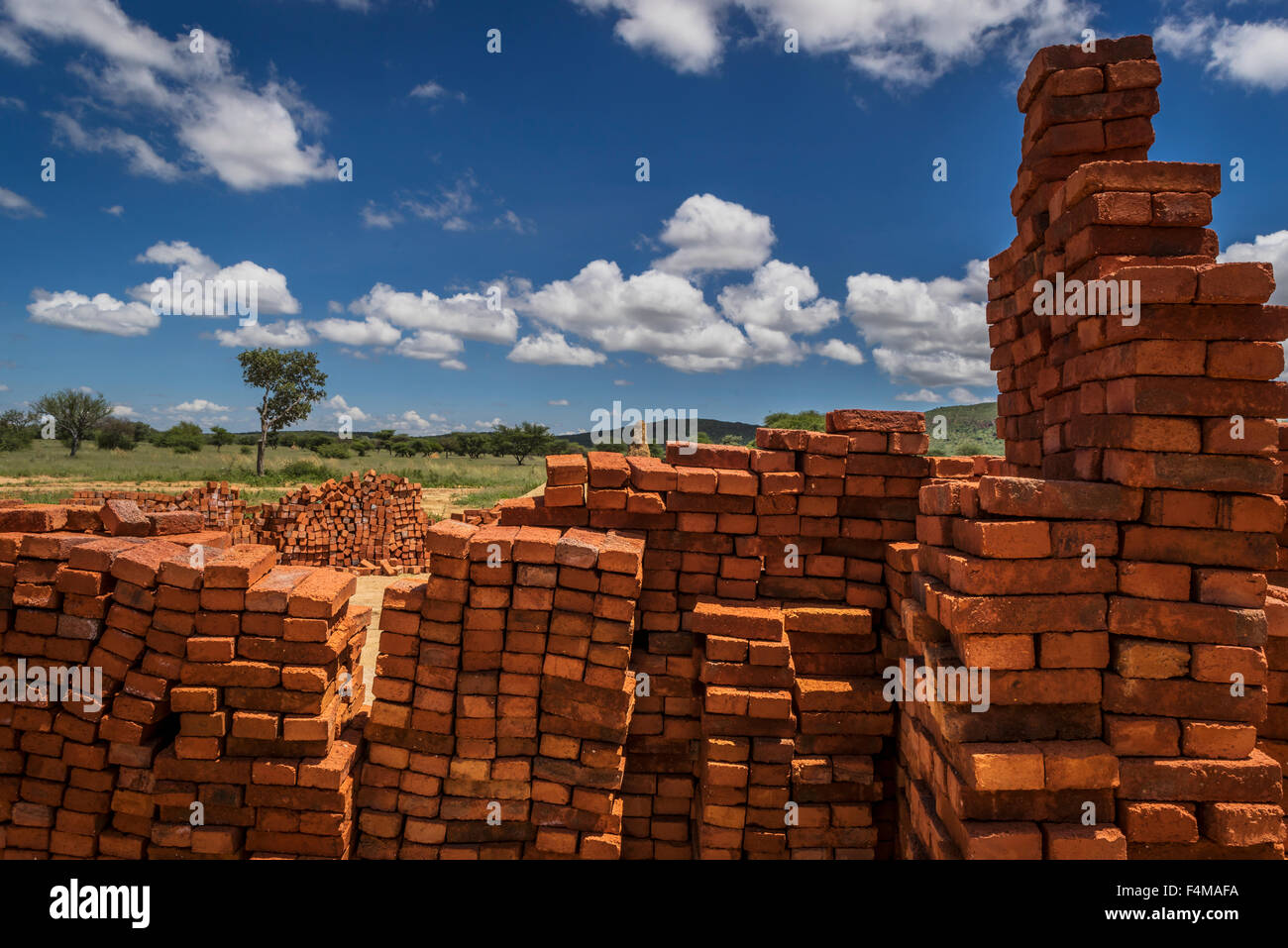Briques empilés pour bâtiment, Okonjima, Namibie, Afrique Banque D'Images