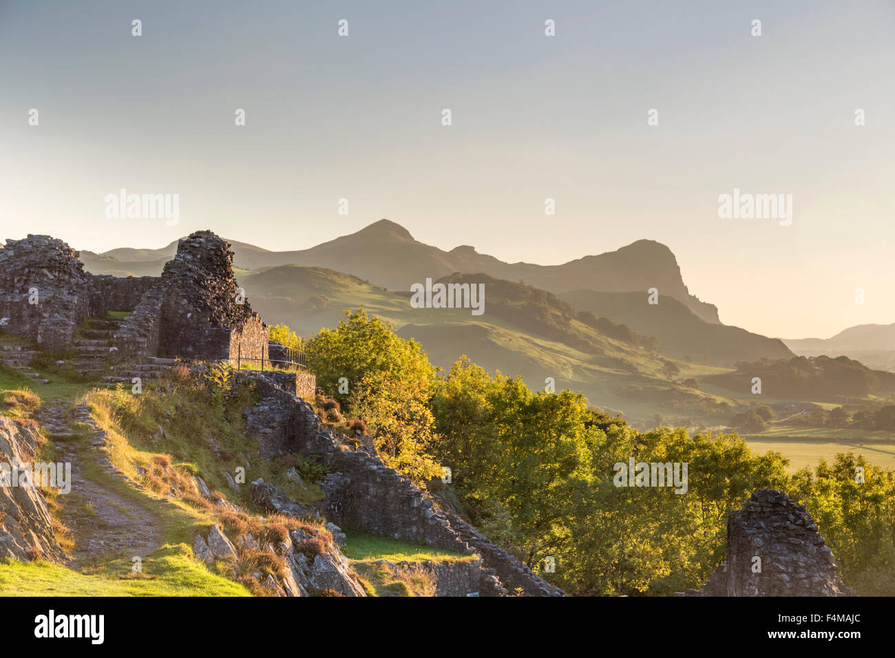 Coucher de soleil sur Castell y Bere et Craig an Alcmena Oiseaux 'Rock' du Parc National de Snowdonia, Gwynedd, Pays de Galles, Royaume-Uni Banque D'Images