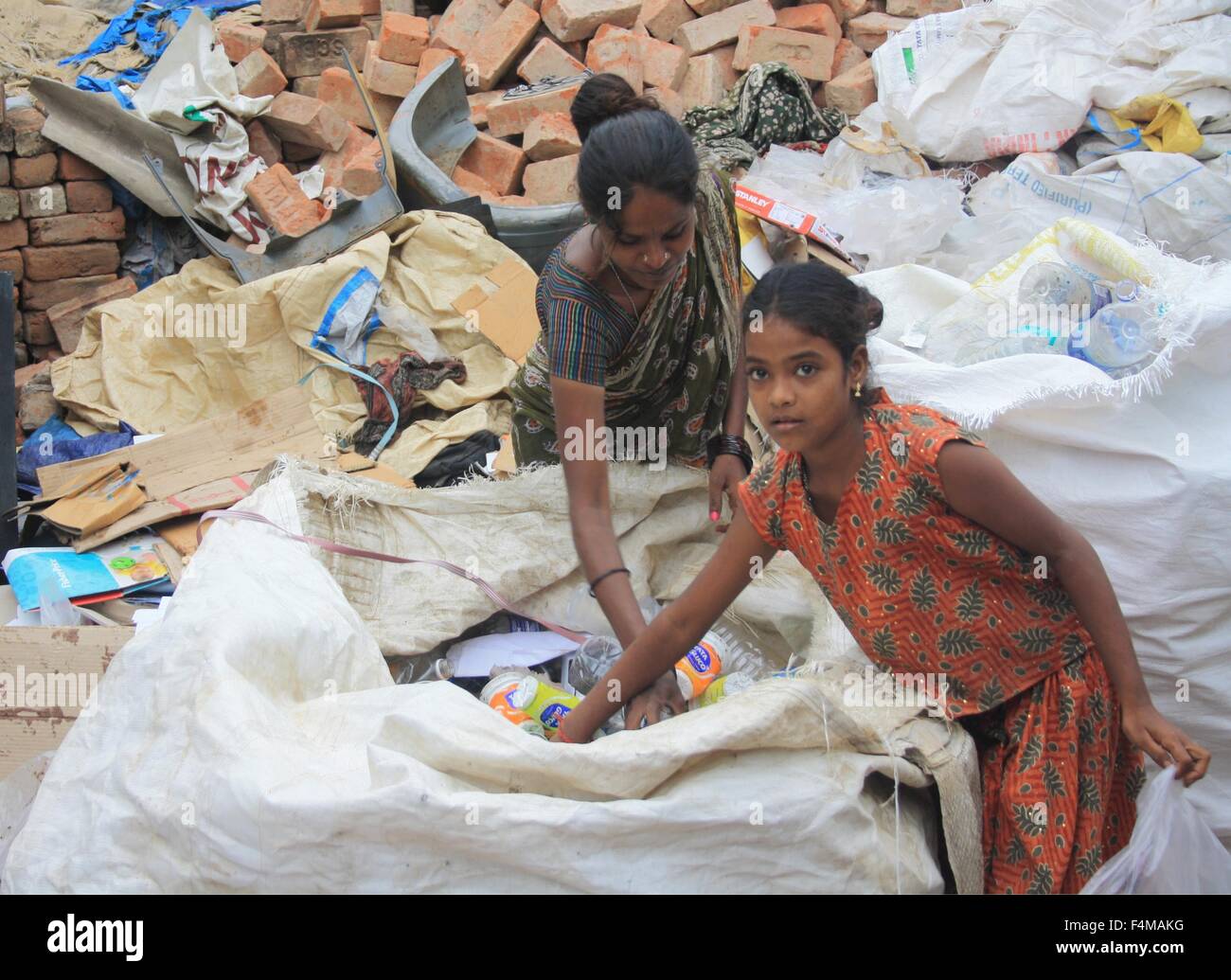 Chennai, Inde. Sep 24, 2015. Les habitants des taudis de recueillir et d'organiser vos déchets dans Chennai, Inde, 24 septembre 2015. Photo : Friederike Heine/dpa/Alamy Live News Banque D'Images