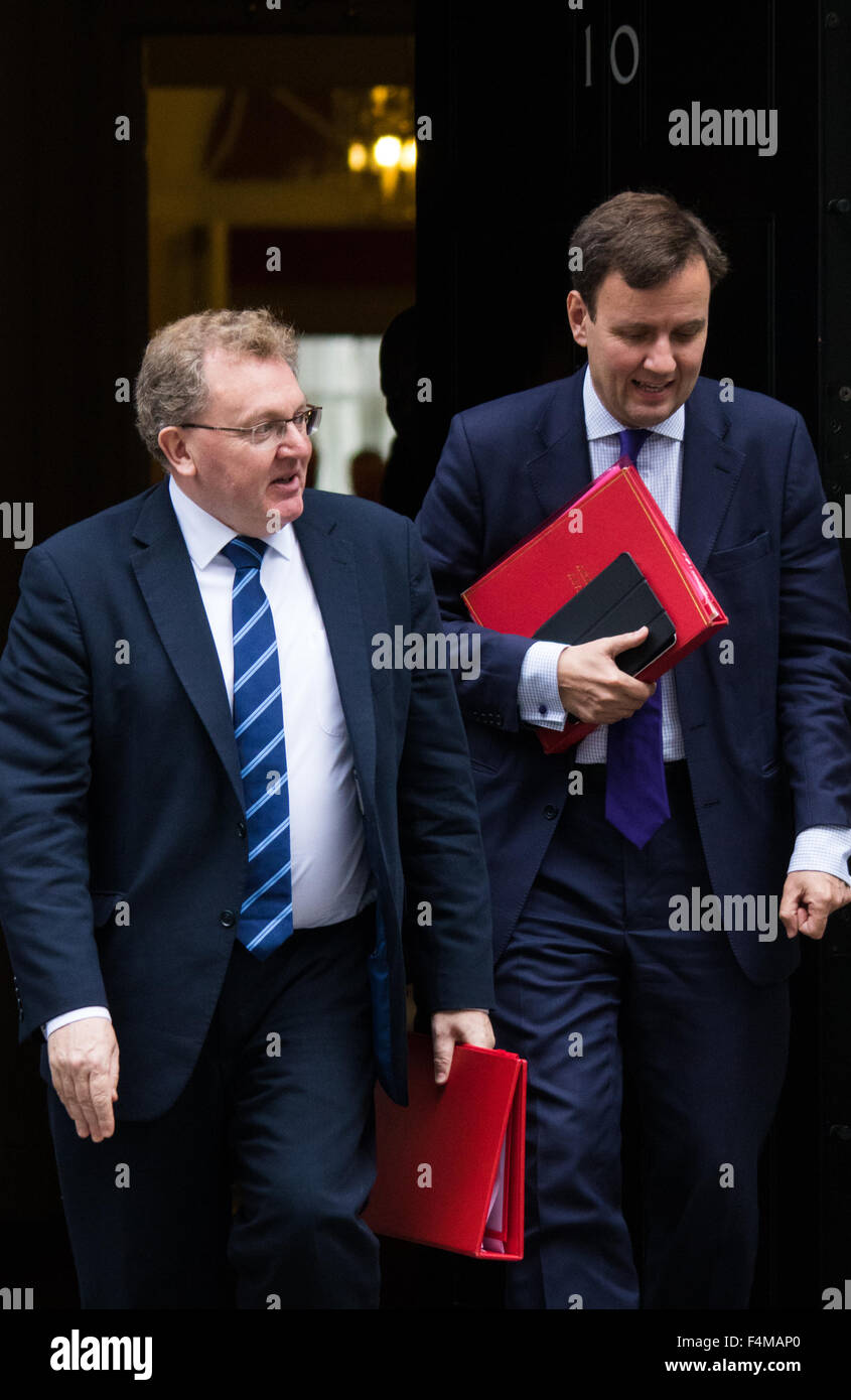 Downing Street, Londres, 20 octobre 2015. Secrétaire d'État pour l'Écosse David Mundell et Greg Mains, Secrétaire en chef au Trésor laisser 10 Downing Street après avoir assisté à la réunion hebdomadaire du cabinet. Crédit : Paul Davey/Alamy Live News Banque D'Images