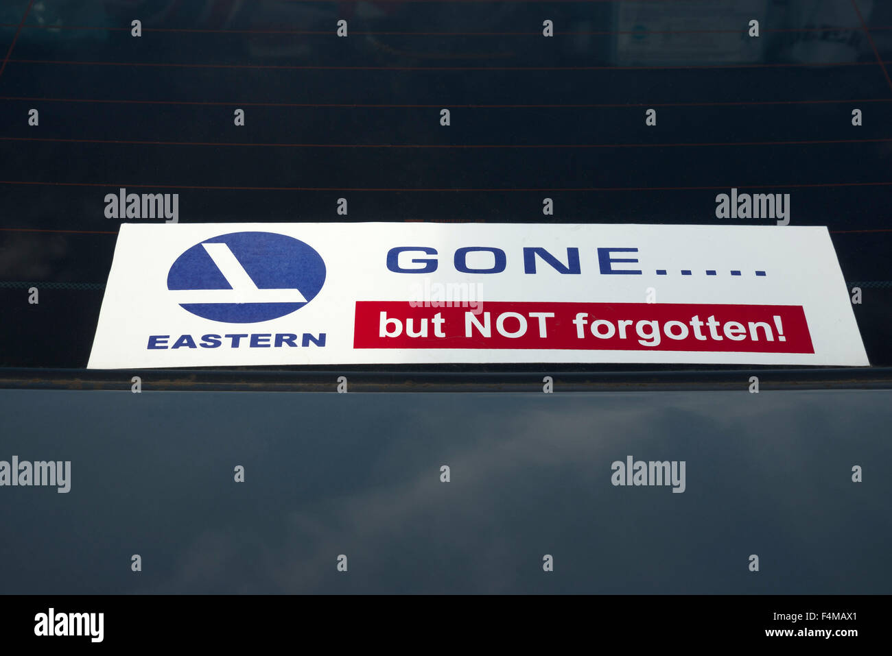Eastern Airlines disparu mais pas oublié autocollant dans le pare-brise arrière d'une automobile du retraité de l'Est. Banque D'Images
