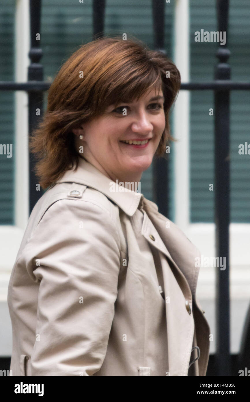 Downing Street, Londres, 20 octobre 2015. Secrétaire de l'éducation Nicky Morgan quitte 10 Downing Street après avoir assisté à la réunion hebdomadaire du cabinet Crédit : Paul Davey/Alamy Live News Banque D'Images