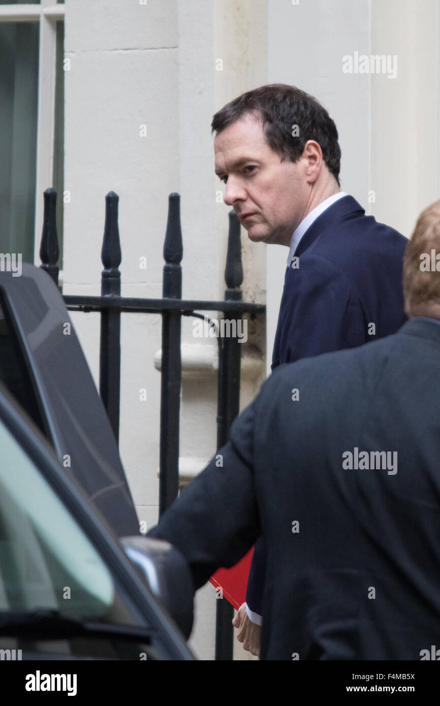 Downing Street, Londres, 20 octobre 2015. Chancelier George Osbourne quitte le 11 Downing Street pour le Parlement avant les crédits d'impôt sur le débat. Crédit : Paul Davey/Alamy Live News Banque D'Images
