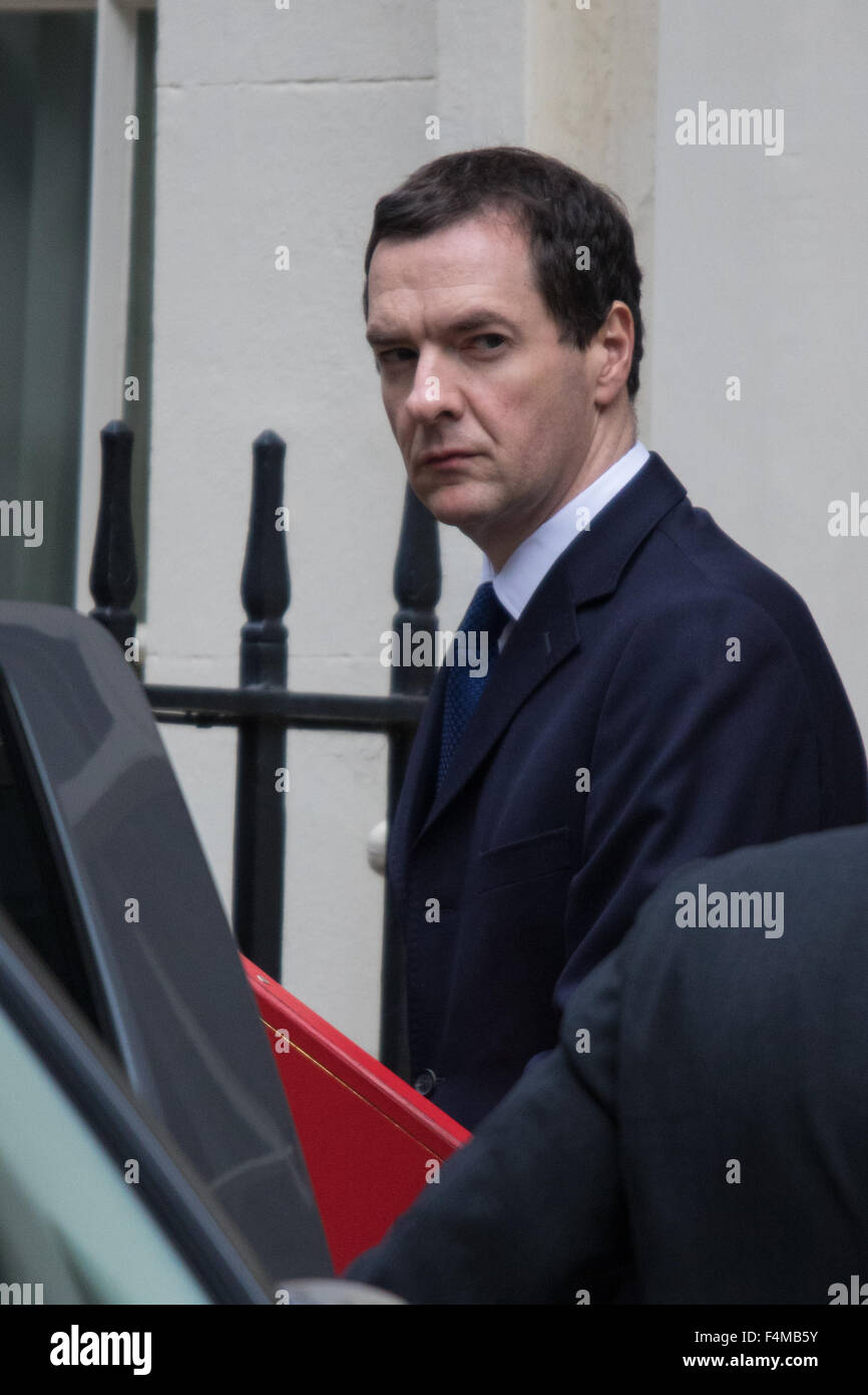 Downing Street, Londres, 20 octobre 2015. Chancelier George Osbourne quitte le 11 Downing Street pour le Parlement de l'avant du vote des crédits d'impôt. Crédit : Paul Davey/Alamy Live News Banque D'Images