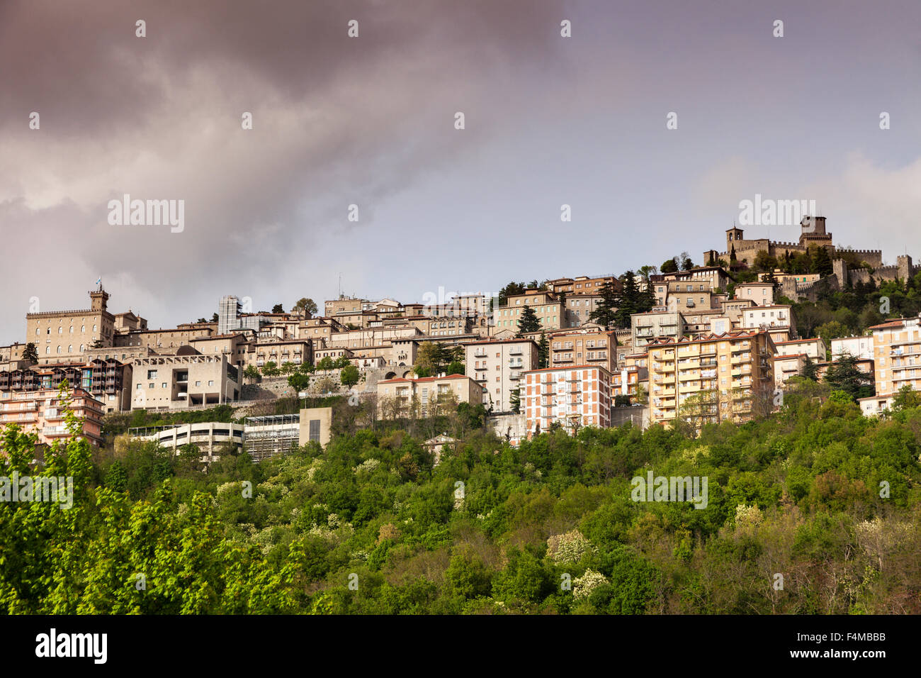 Vue éloignée de San Marino L'architecture. San Marino. Banque D'Images