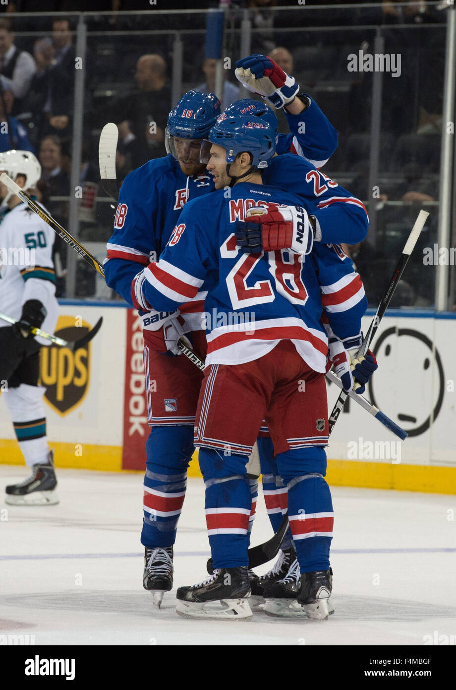 New York, NY, USA. 19 Oct, 2015. Rangers de New York, VIKTOR STALBERG aile gauche (25) célèbre un but avec les Rangers de New York le défenseur MARC STAAL (18) et les Rangers de New York center DOMINIC MOORE (28) dans la 3e période au cours d'un match de hockey au Madison Square Garden, le Lundi, Octobre 19, 2015. Credit : Bryan Smith/ZUMA/Alamy Fil Live News Banque D'Images