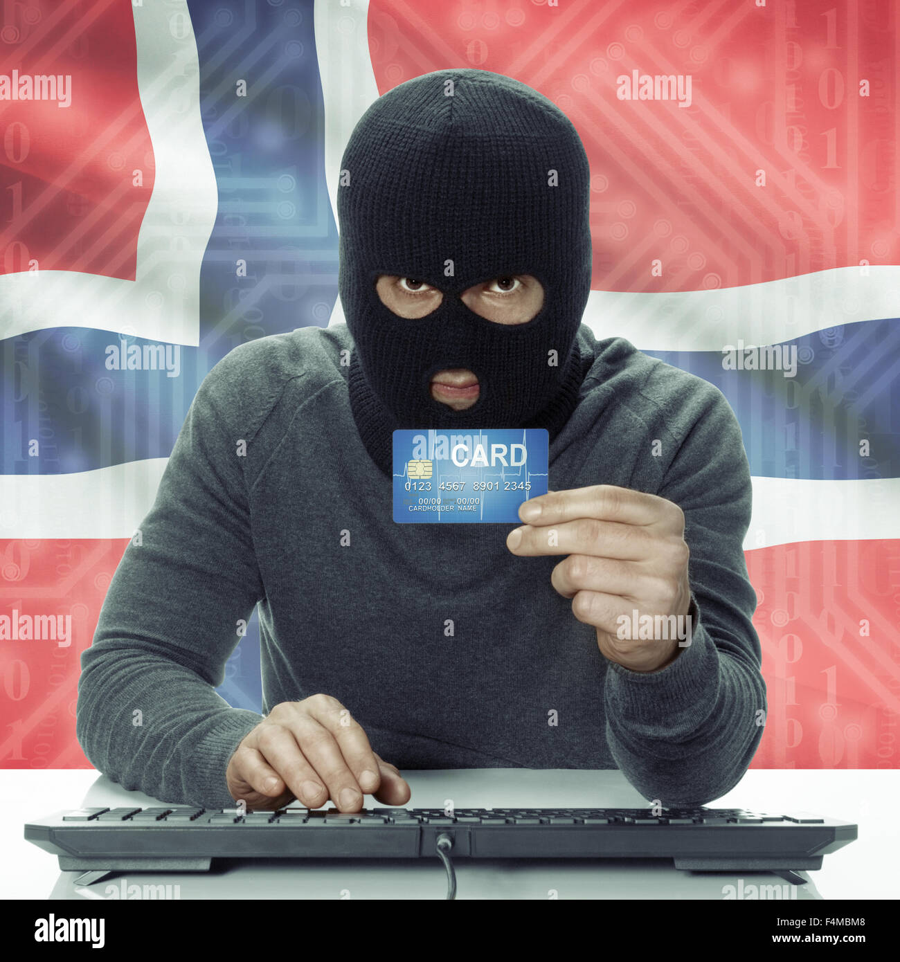 La peau sombre pirate avec carte de crédit en main et d'un drapeau sur fond - Norvège Banque D'Images