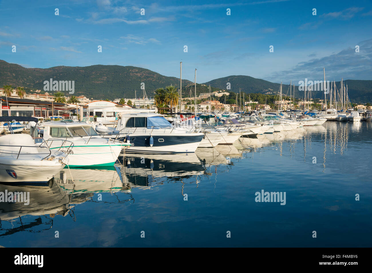 Les bateaux de plaisance amarrés au port de plaisance de Cavalaire Provence France sur la côte d'Azur Banque D'Images