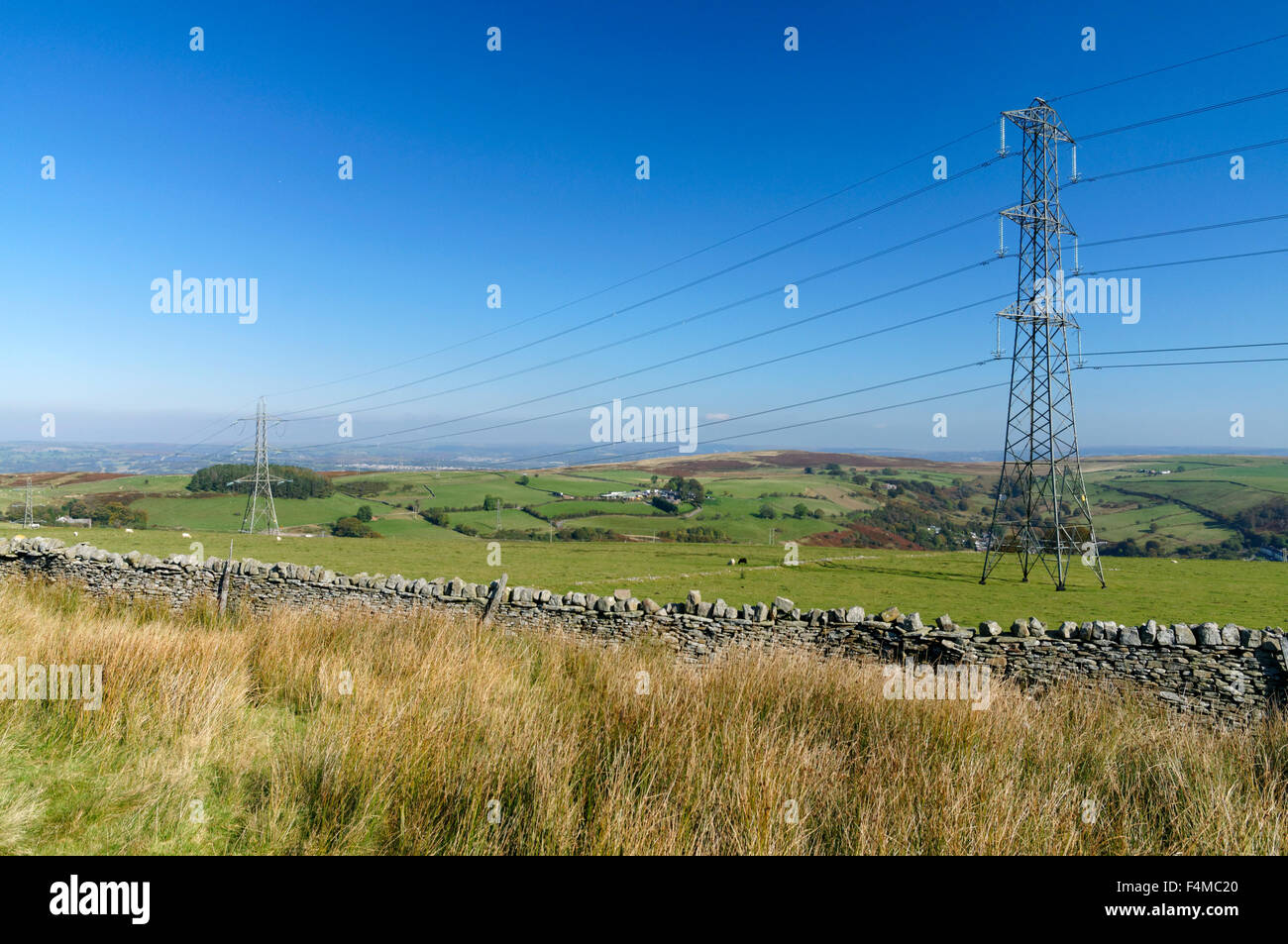 Les lignes d'approvisionnement en électricité d'Sengenydd Sentier de la digue près de Caerphilly, South Wales Valleys, UK. Banque D'Images