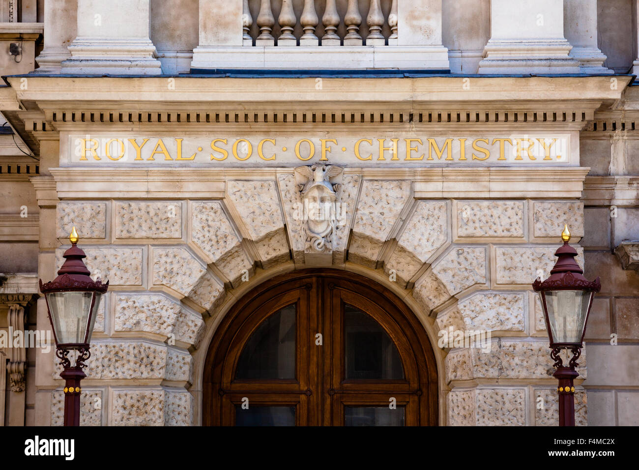 Porte de la Société royale de chimie à la Royal Academy of Arts, l'AAE, Burlington House, Piccadilly, London, England, UK Banque D'Images