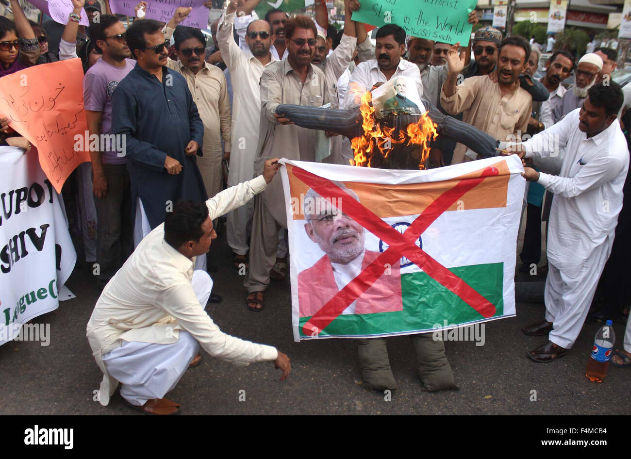 Les militants de la Ligue musulmane-Q burning effigy of Indian PM Modi comme ils protestent contre le parti extrémiste hindou Shiv Sena, lors d'une manifestation organisée à Karachi press club le Mardi, 20 octobre, 2015. Banque D'Images