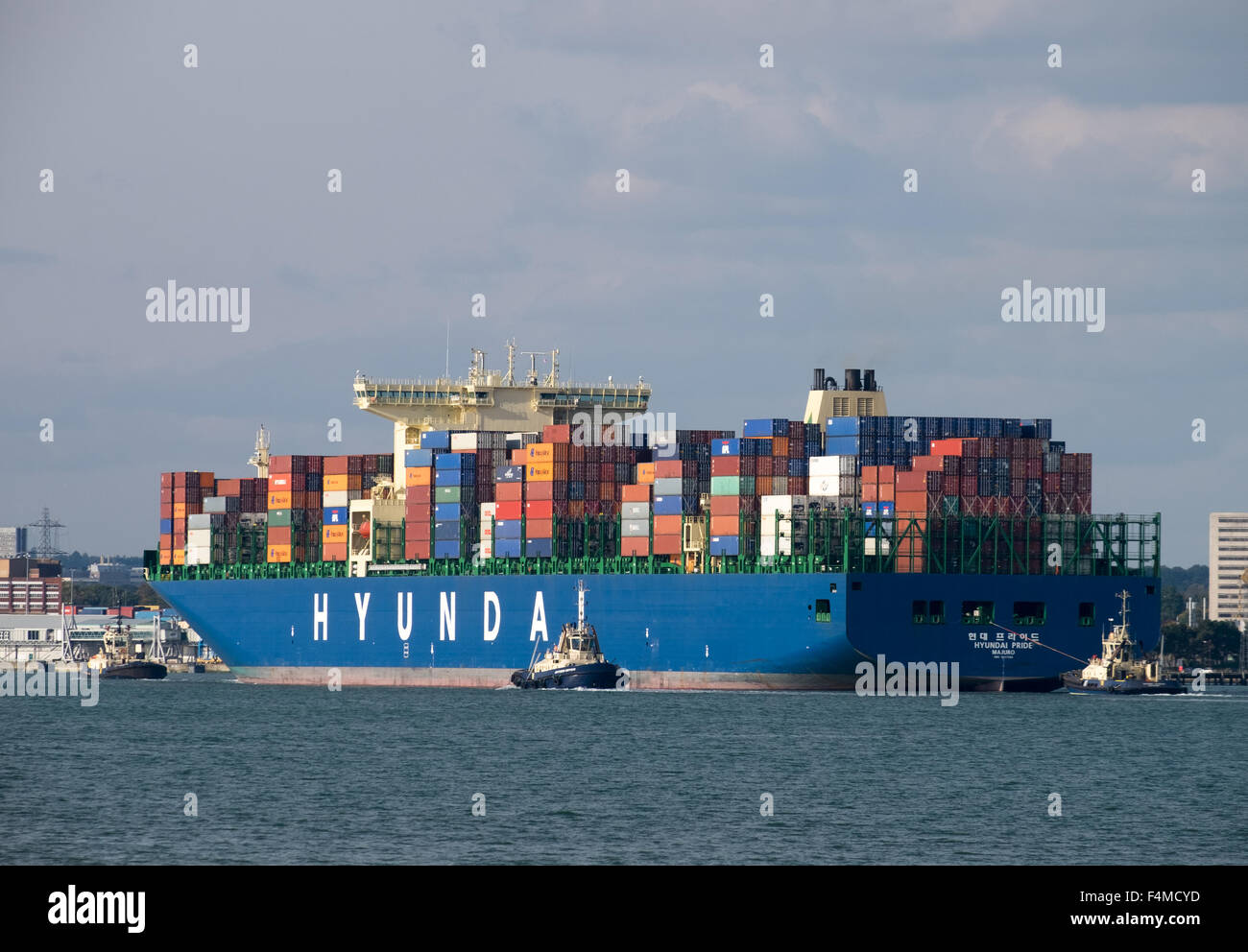 La fierté de Hyundai-conteneurs arrivant à Southampton docks du port de conteneurs Banque D'Images