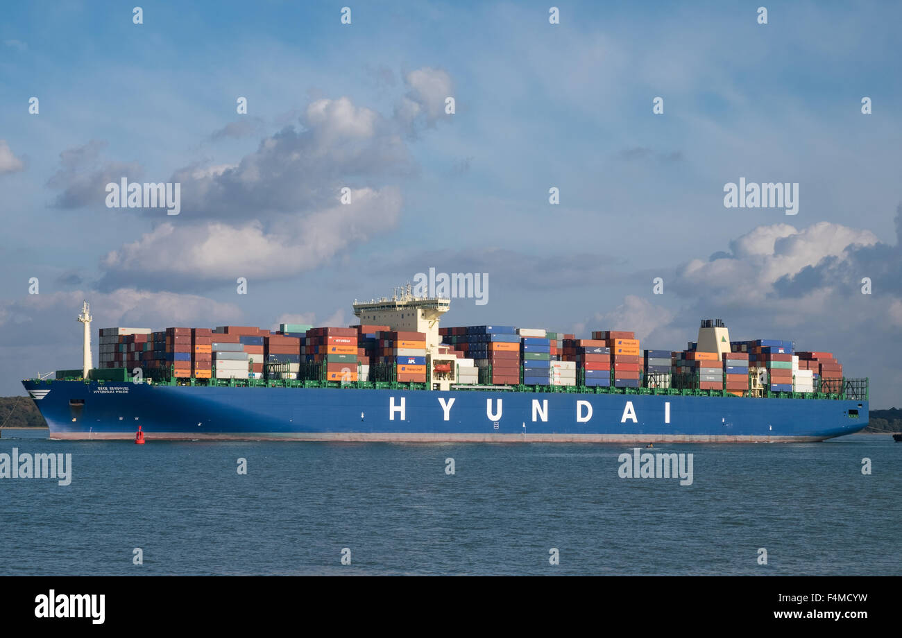 La fierté de Hyundai-conteneurs arrivant à Southampton docks du port de conteneurs Banque D'Images