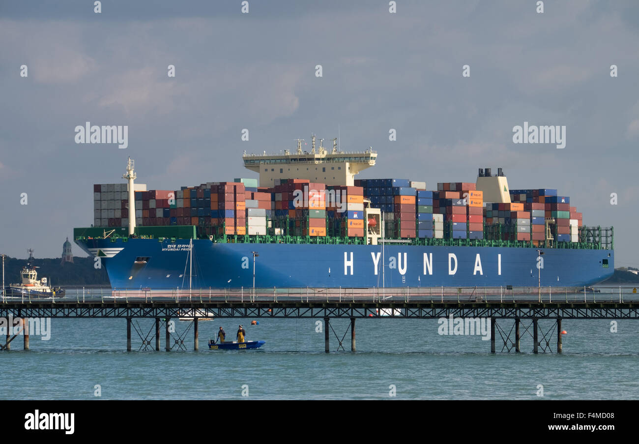 La fierté de Hyundai-conteneurs arrivant à Southampton docks du port de conteneurs Banque D'Images