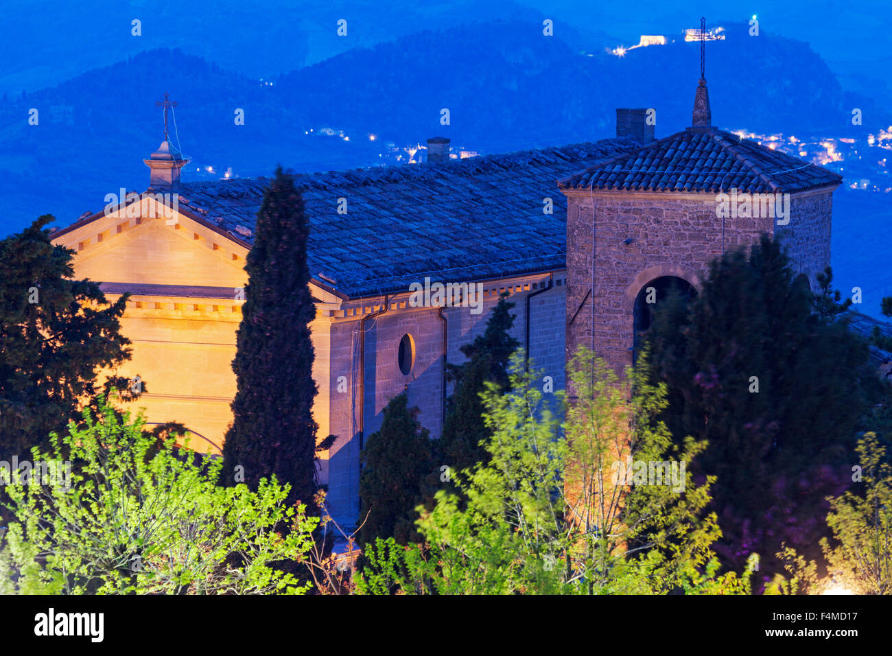 Basilica di San Marino San Marino au coucher du soleil. Banque D'Images