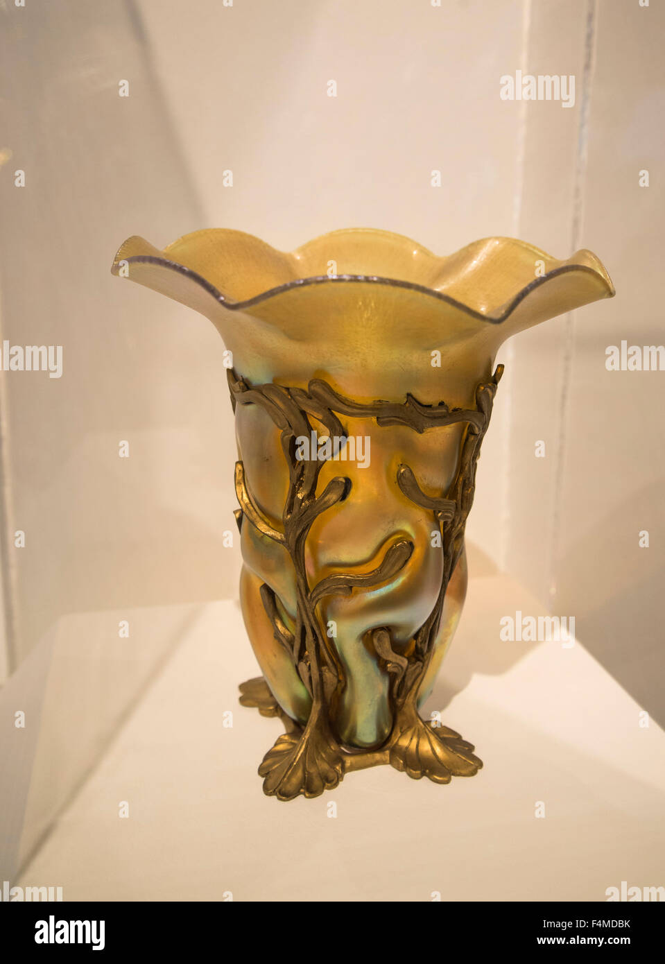 Vase avec Ruffled Rim par Louis Comfort Tiffany. Banque D'Images