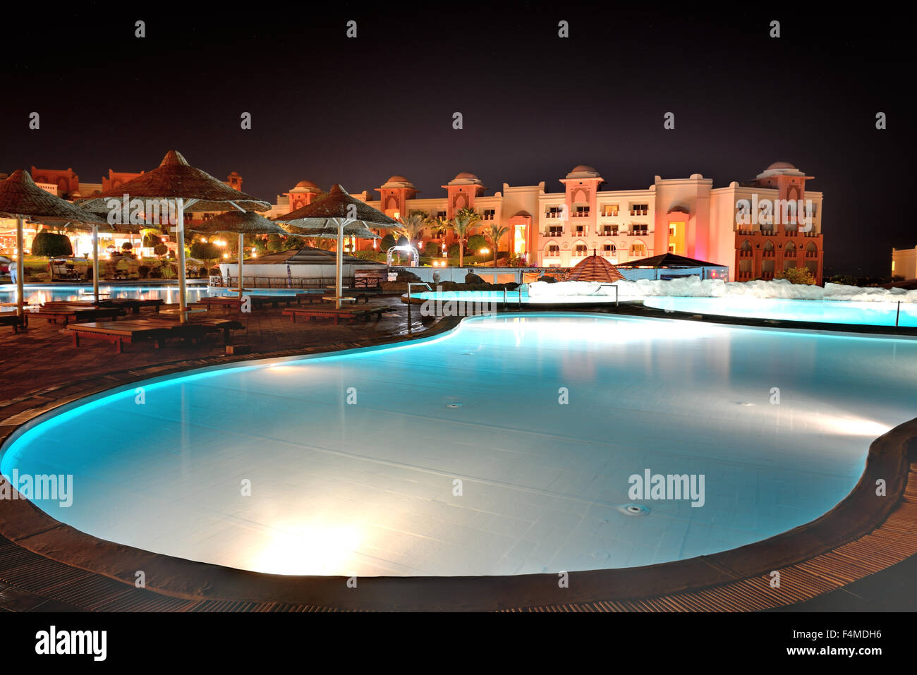 La piscine de l'hôtel de luxe dans l'éclairage de nuit, Hurghada, Egypte Banque D'Images