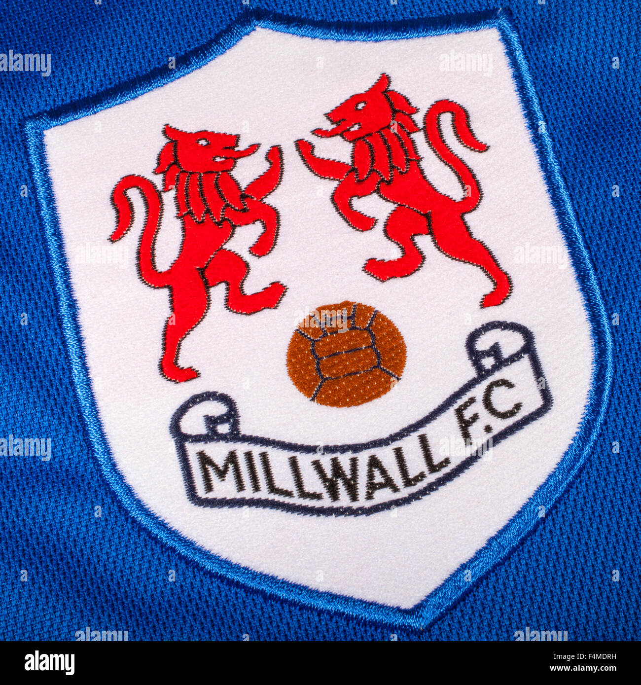 Londres, Royaume-Uni - 19 octobre 2015 : Le club crête sur un shirt FC Millwall, le 19 octobre 2015. Banque D'Images