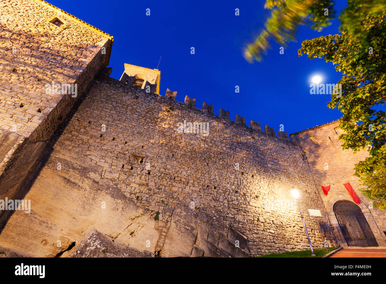 San Marino fortifications avec soirée pleine lune Banque D'Images