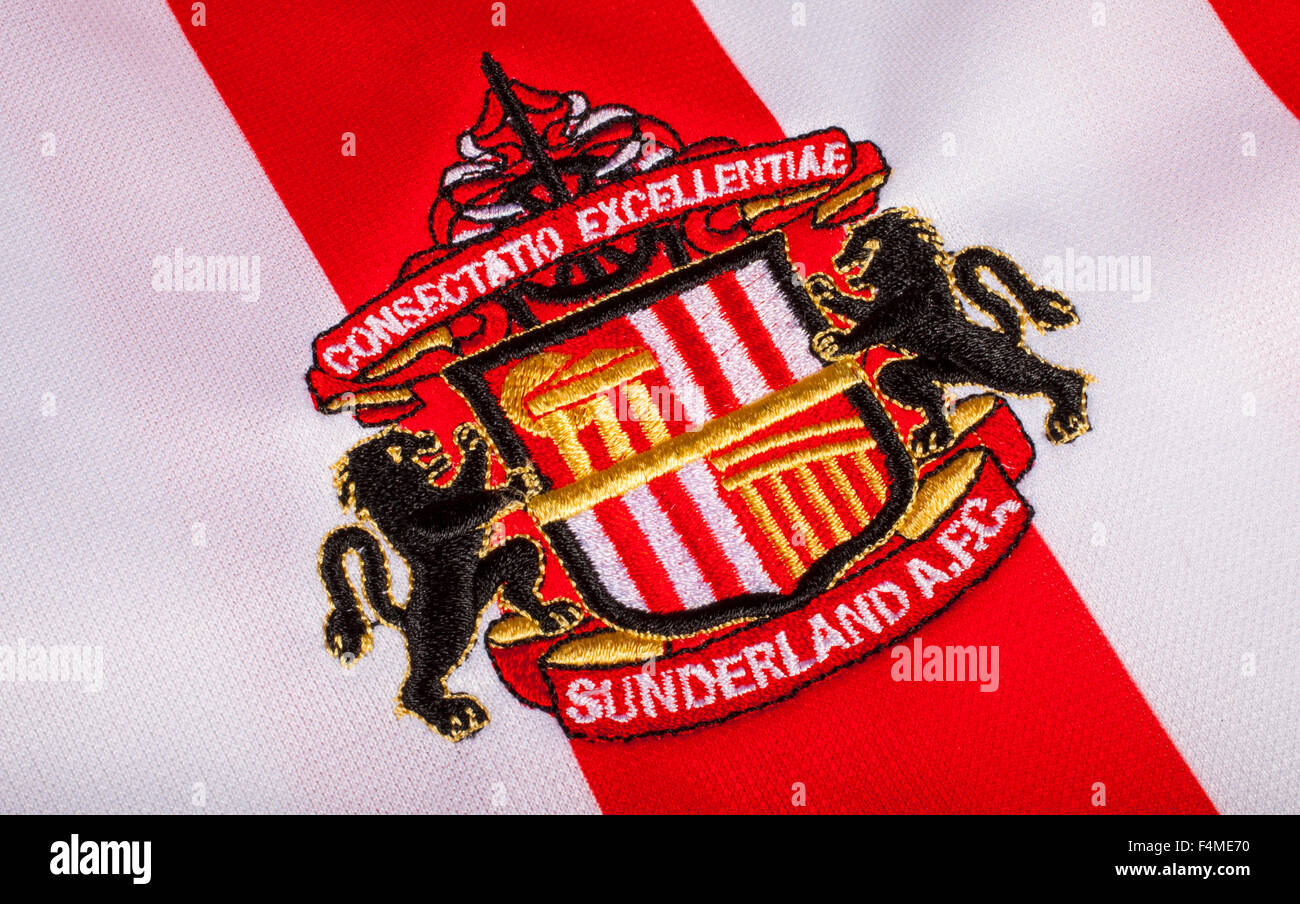 Londres, Royaume-Uni - 19 octobre 2015 : Le club Sunderland FC crête sur un t-shirt, le 19 octobre 2015. Banque D'Images