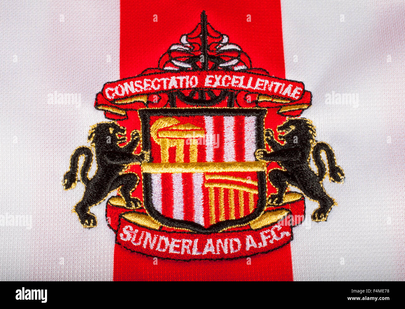 Londres, Royaume-Uni - 19 octobre 2015 : Le club Sunderland FC crête sur un t-shirt, le 19 octobre 2015. Banque D'Images