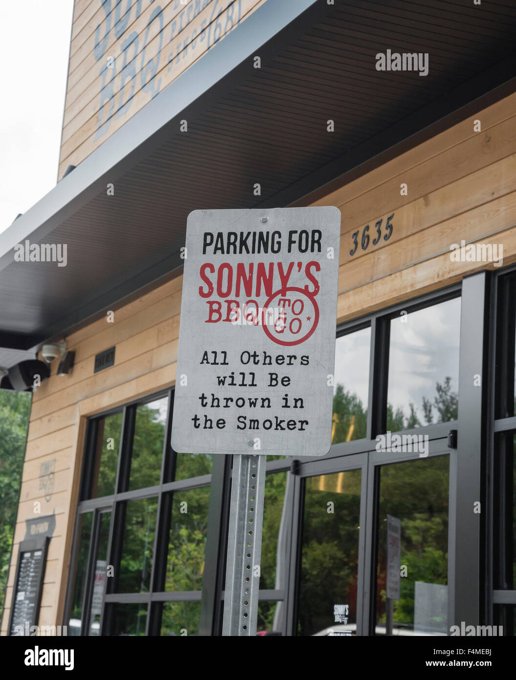 Tout nouveau Sonny's BBQ restaurant sports un parking limité d'humour panneau à l'entrée. Banque D'Images