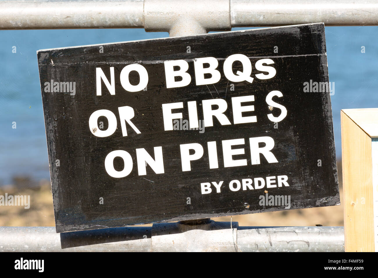 Pas de barbecue (barbecue) ou d'incendies sur la Jetée - par ordonnance signe sur plage de Babbacombe, Torquay, Devon, Angleterre Banque D'Images