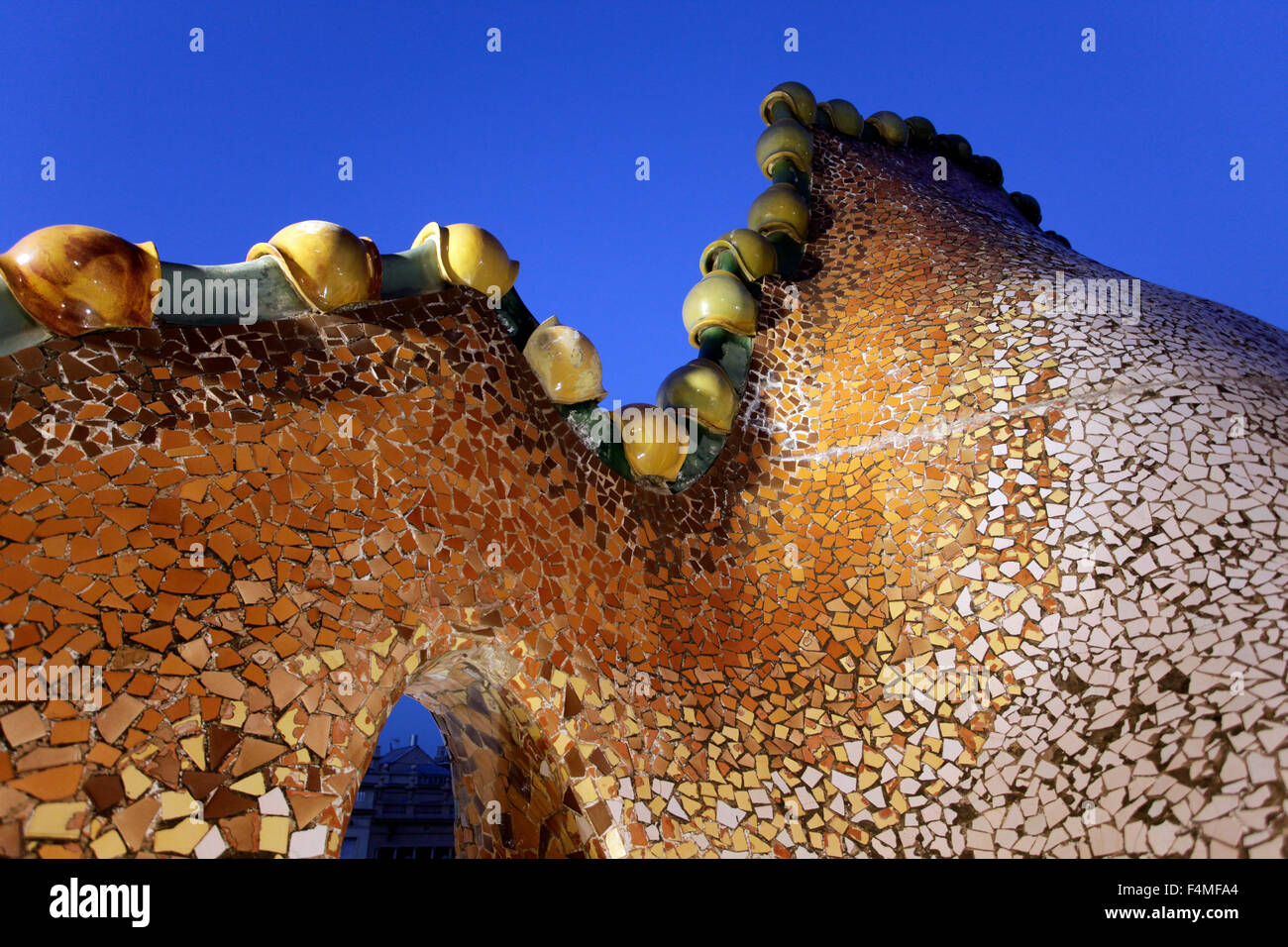 La Casa Batlló de l'architecte Antoni Gaudí. Détails du toit à la lumière du soir. Barcelone, Catalogne, Espagne. Banque D'Images