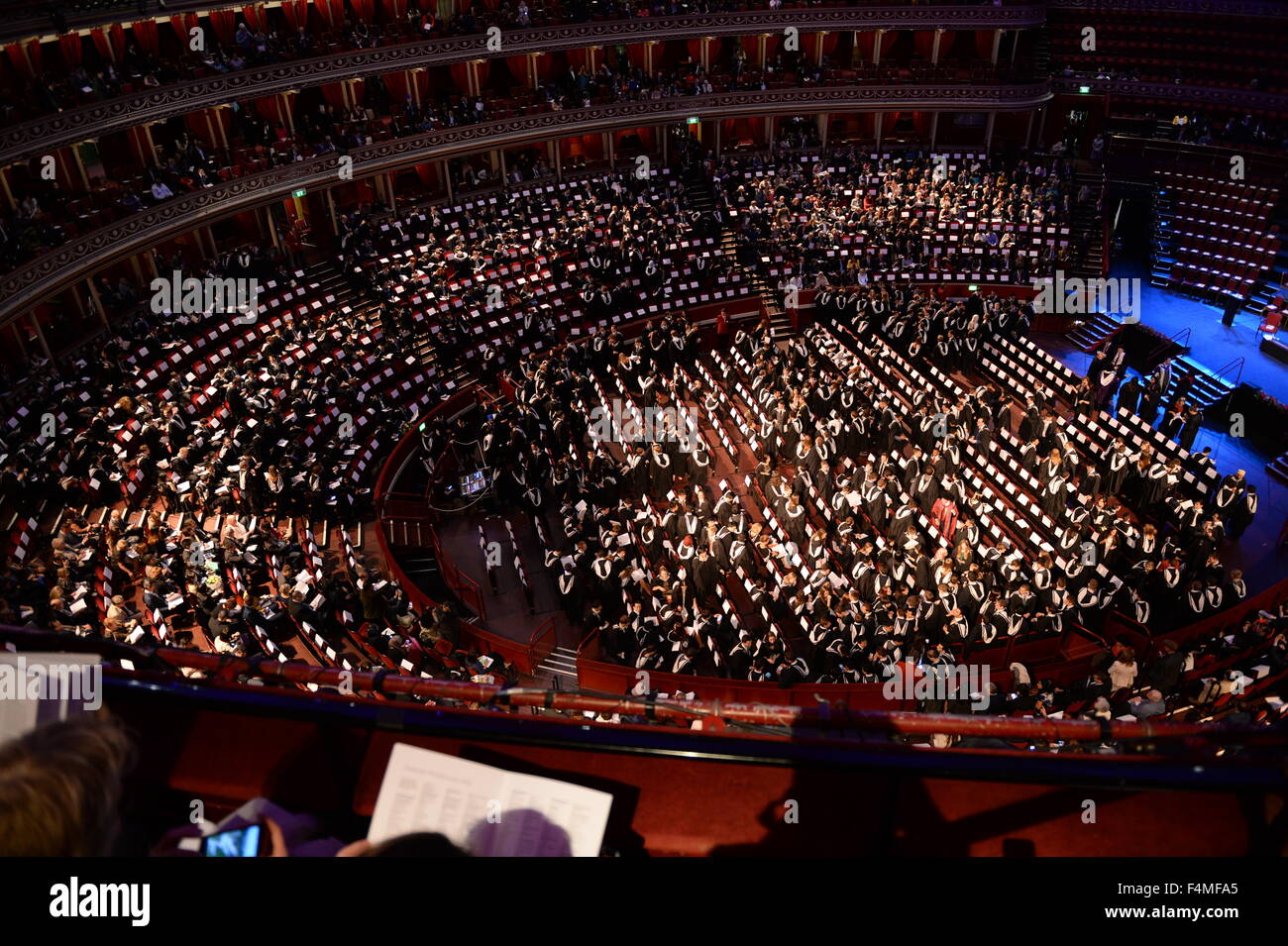 L'intérieur du Royal Albert Hall et les familles des diplômés sur l'Imperial College de Londres journée de commémoration Banque D'Images