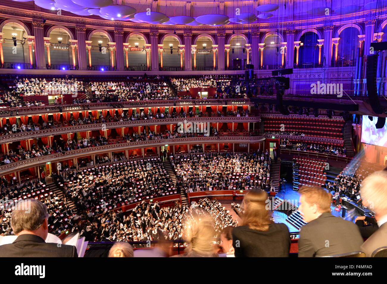 L'intérieur du Royal Albert Hall et les familles des diplômés sur l'Imperial College de Londres journée de commémoration Banque D'Images