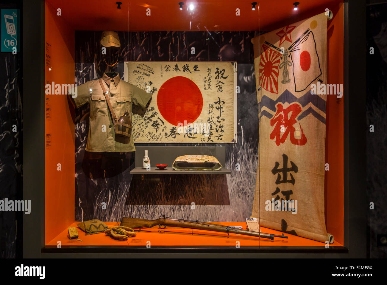 La Seconde Guerre mondiale armes deux Japonais, uniforme et les drapeaux sur l'affichage, Mémorial de Caen, musée de la guerre à Caen, Normandie, France Banque D'Images