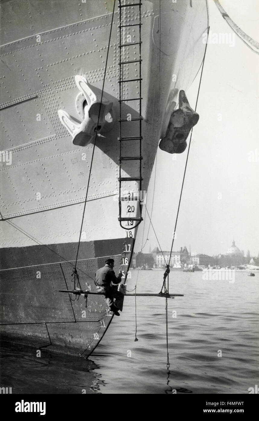 Les peintures travailleur un navire, Danemark Banque D'Images