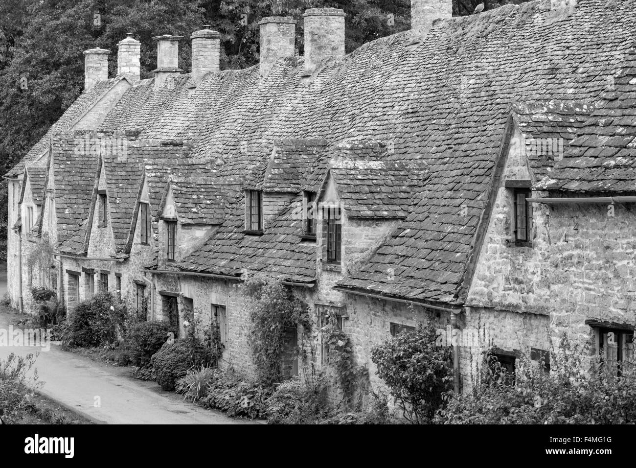 Une vue d'Arlington Row monochrome dans le village des Cotswolds de Bibury, Gloucestershire, England, UK Banque D'Images