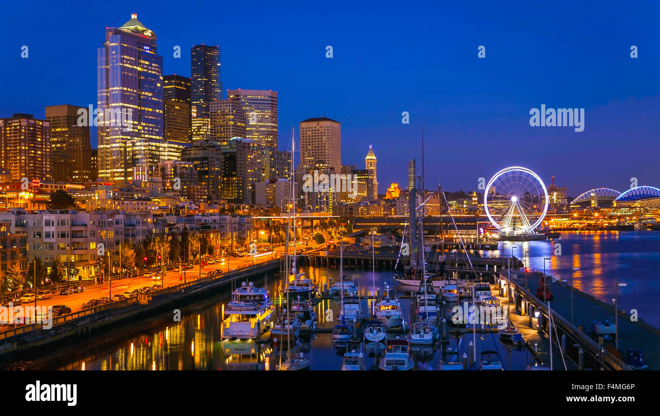 Après le coucher du soleil dans le centre de Seattle, zone touristique et marina Banque D'Images