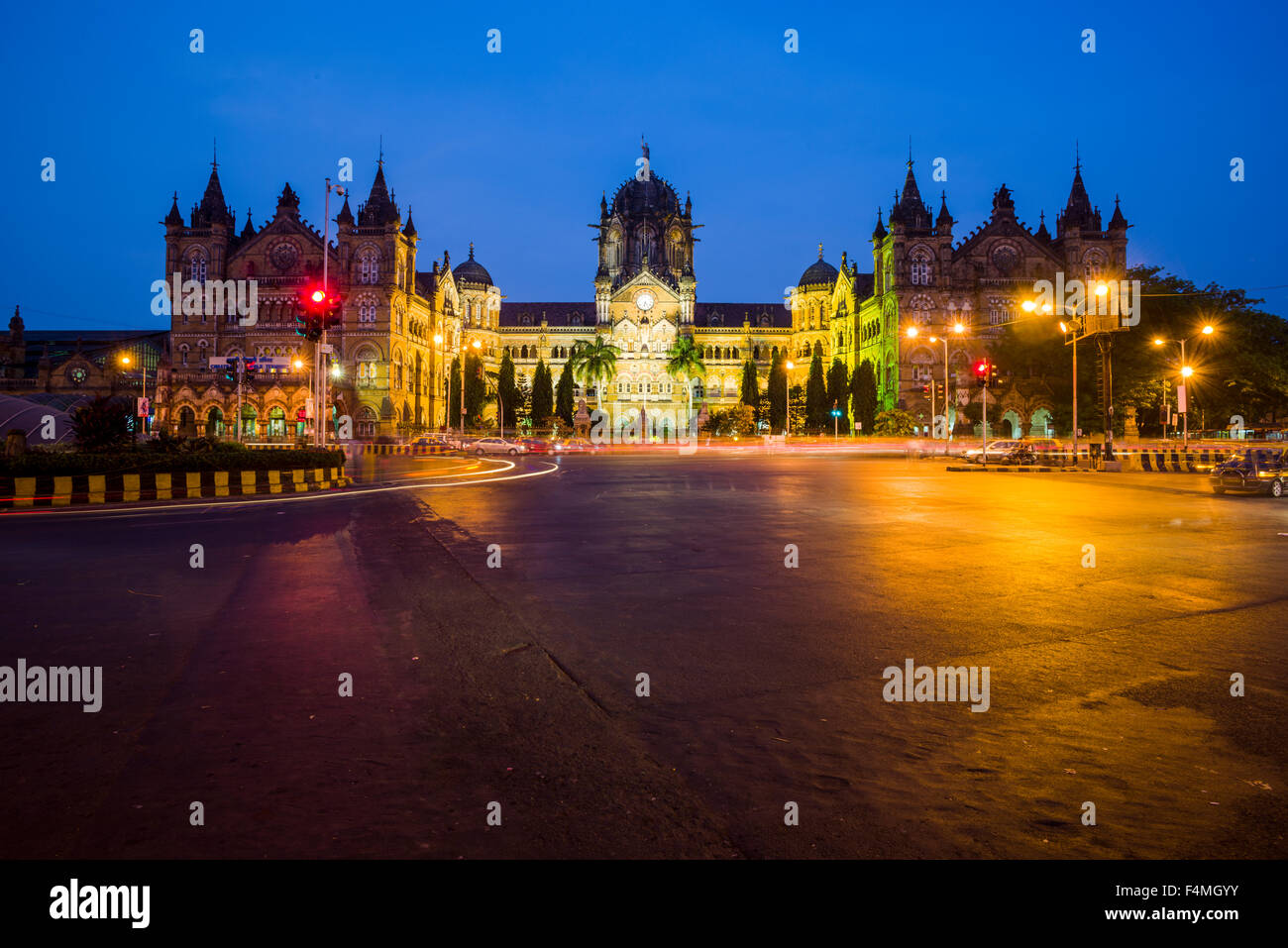 L'ancienne gare terminus victoria, maintenant la gare Chhatrapati Shivaji, vu à travers le square at night Banque D'Images