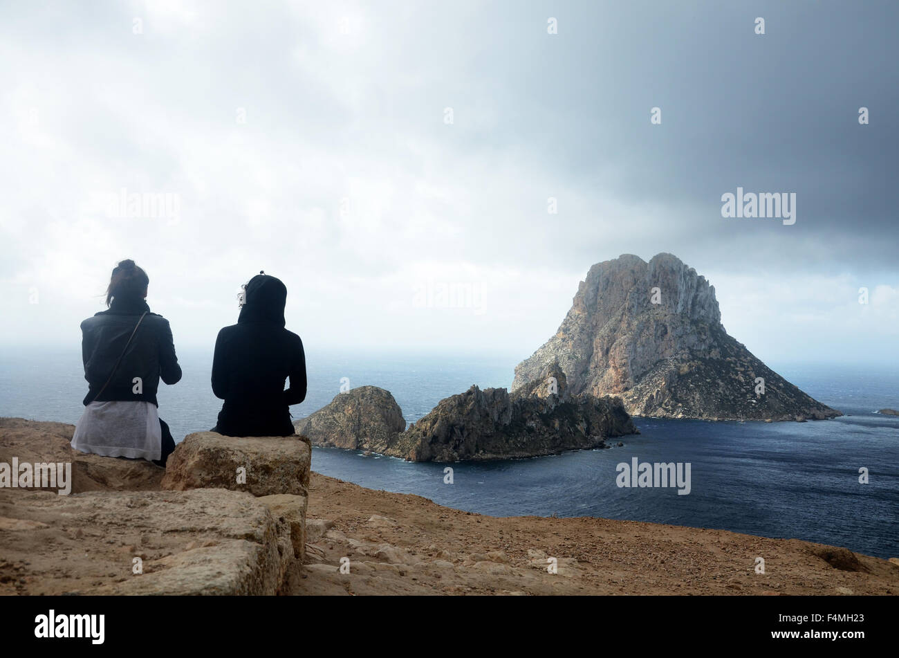 ES VEDRA, un rocher inhabité situé à 2km de l'île au large de la côte ouest d'Ibiza, dans la zone de Cala d'Hort. Banque D'Images