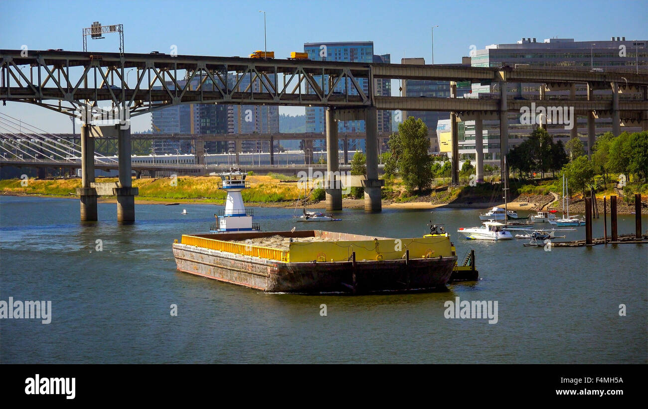 Un remorqueur pousse une barge de sable en bas de la rivière Willamette à Portland, Oregon Banque D'Images