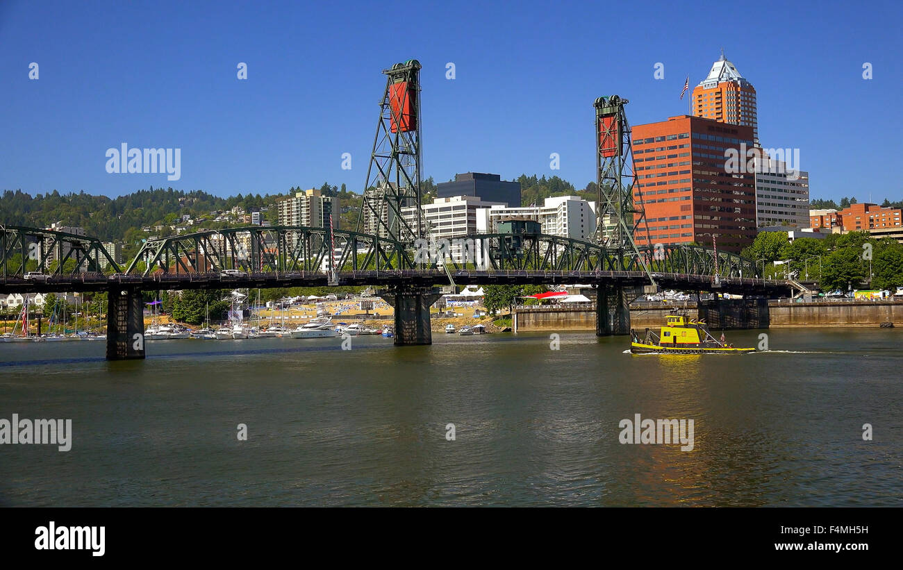 Le Hawthorne Bridge passe au-dessus de la rivière Willamette et mène à Portland, Oregon Banque D'Images