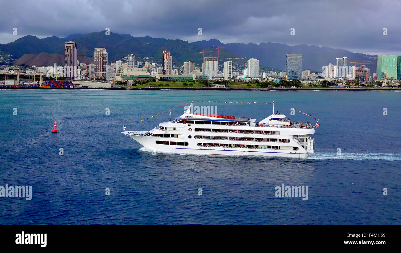 Un dîner-croisière au coucher du soleil bateau tandis qu'il entre dans le port de Honolulu sur Oahu Banque D'Images