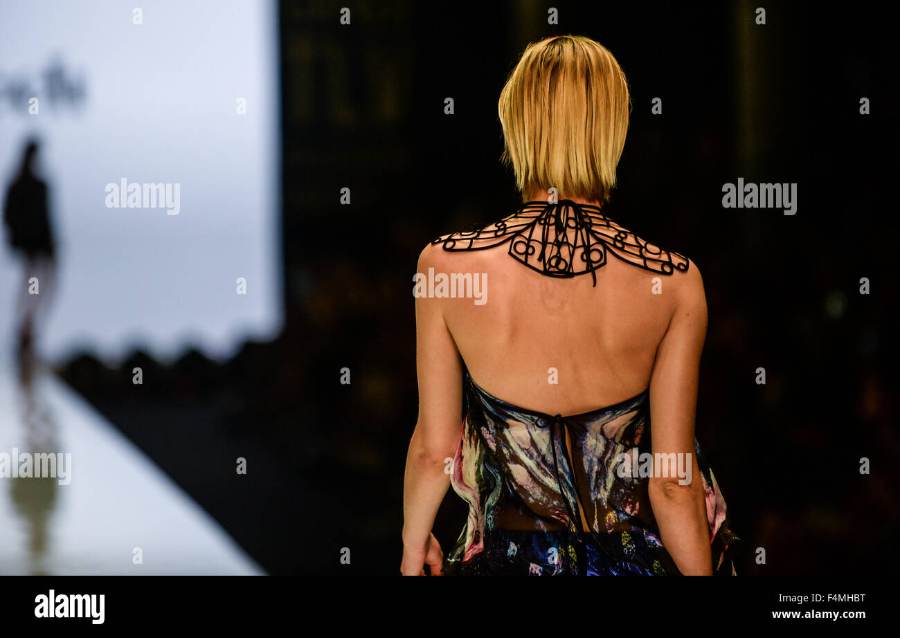 Tel Aviv, Israël, 20 octobre : un modèle en vedette création conçue par Gadi Élimélec durant la deuxième journée de la fashion week 2015 Gindi TLV à Tel Aviv. Credit : kpzfoto/Alamy Live News Banque D'Images