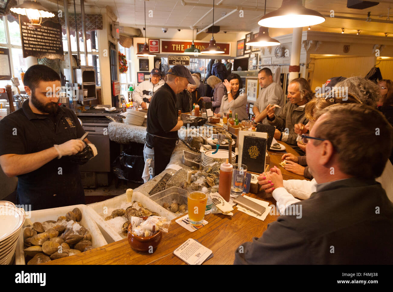 Fruits de mer de Boston ; les clients sont servis dans l'Union Oyster House, Boston, Massachusetts, USA Banque D'Images