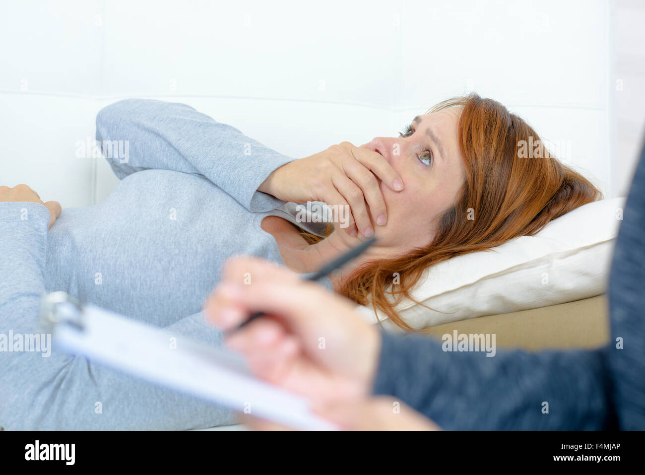 Femme parlant à son thérapeute Banque D'Images